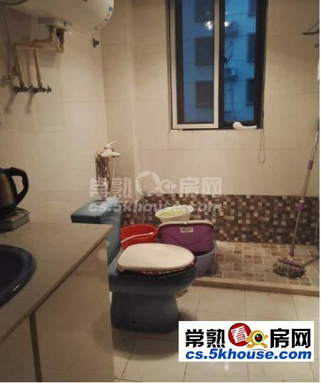 超好的地段可直接入住枫泾新村 2800元/月 3室2厅2卫 精装修