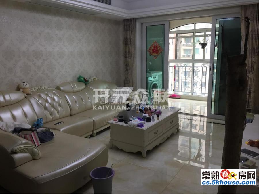 中南御锦城 全新精装修 全齐 月租2900 小区环境整洁