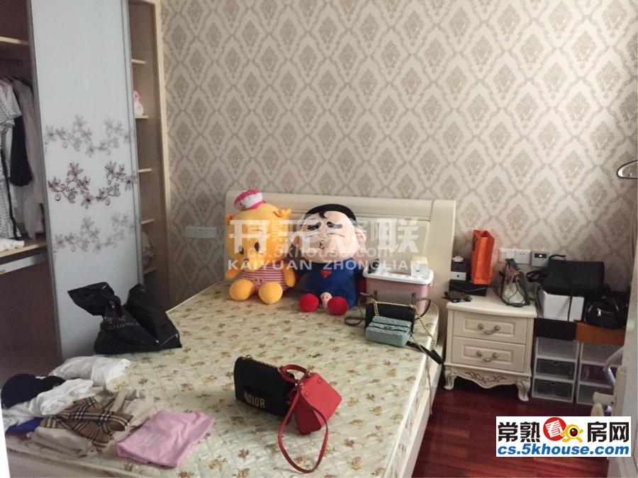 中南御锦城 全新精装修 全齐 月租2900 小区环境整洁