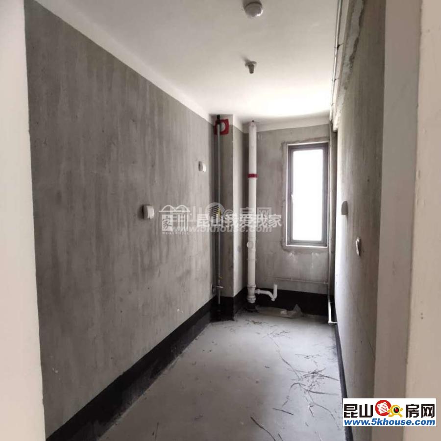 华府庄园 大四房 全新毛坯 东边套 户型非常好 看房有钥匙