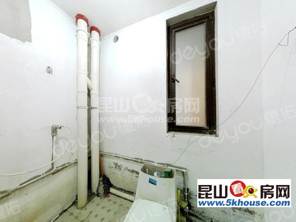此房满两年,毛坯,房东诚心出售,门口就是s1地铁站,可用上海公积金贷款