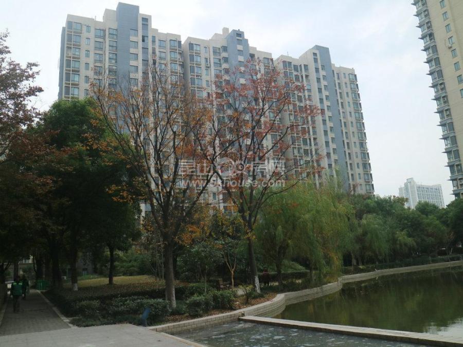 自由都市 126万 2室2厅1卫 毛坯 满两年 超好的地段住家舒适