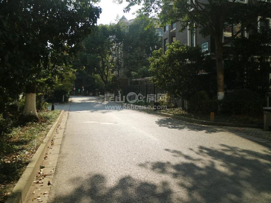 绿地21城b区 2室2厅1卫 中等装修 ,家具电器齐全非常干净