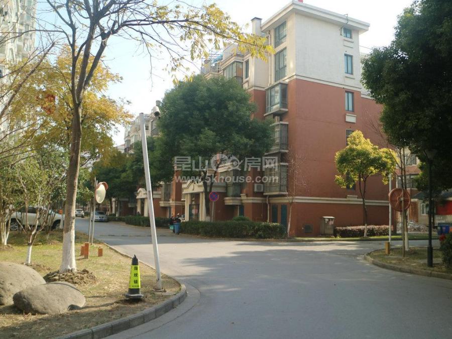 国际华城大三房,2500元月 ,3室2厅2卫 中装出租 ,紧邻地铁