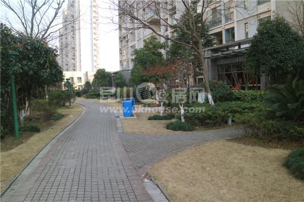 晶蓝上城 四房两厅两卫 两个大阳台 三个飘窗 南北通透 有钥匙 方便看