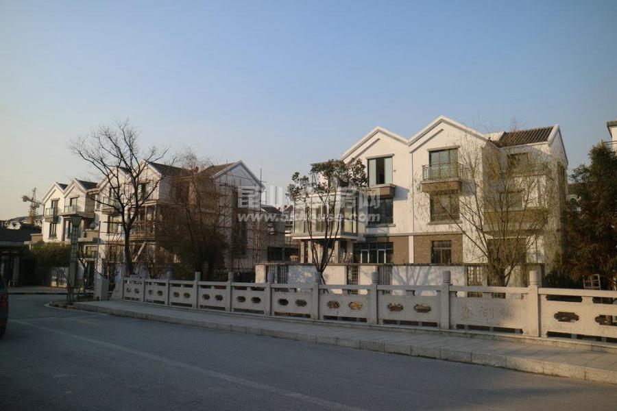 千灯鑫湖坊高档别墅,面积384平方房东诚心出售价385万