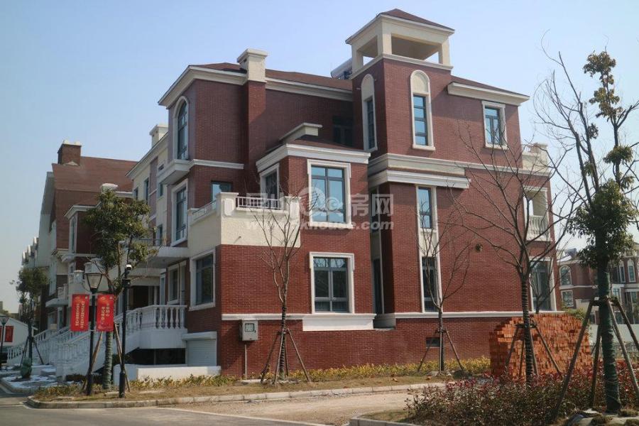 类型:别墅 装修:毛坯 年代:2011 楼层:中层(共3层) 小区:泰泓花园