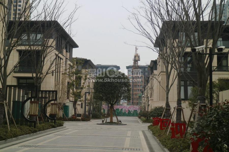 稀缺户型龙辰紫园820万5室3厅4卫毛坯急售