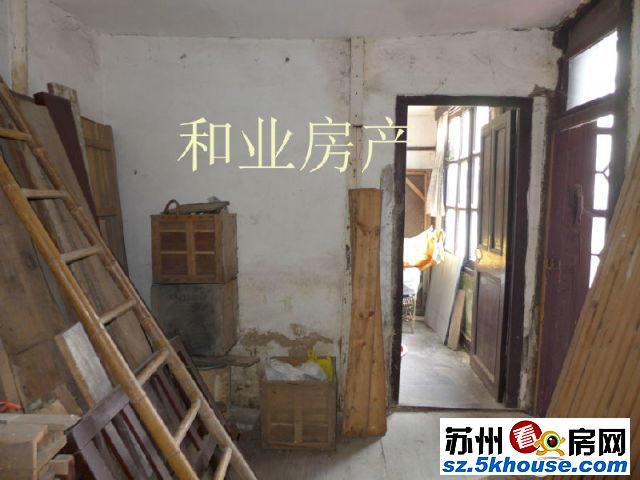 沿街独立宅院 老房子未翻建过的私房 适合居住和会所