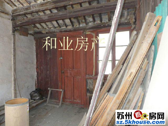 沿街独立宅院 老房子未翻建过的私房 适合居住和会所