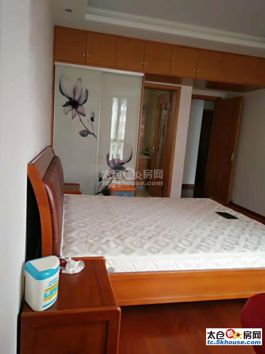 香花公寓 2400元/月 3室2厅1卫 精装修 ,家具电器齐全非常干净!