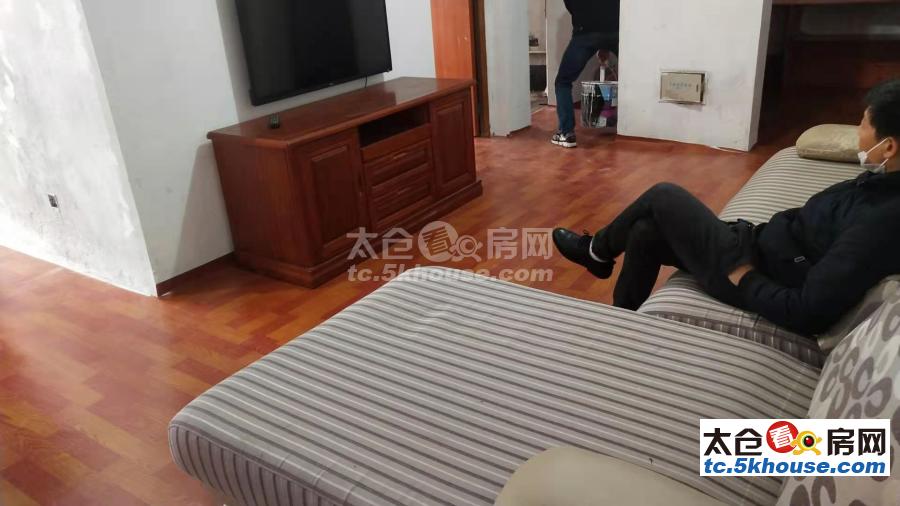 的地段,可直接入住,高成上海假日 2100元/月 1室1厅1卫,1室1厅1卫 简单装修