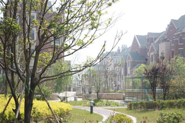 东港滨河花园 121平+产权车位 255万 3室2厅2卫 精装修 满2年