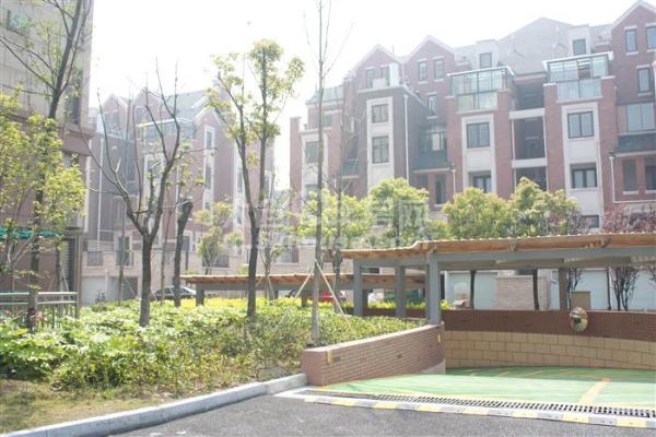 东港滨河花园 121平+产权车位 255万 3室2厅2卫 精装修 满2年