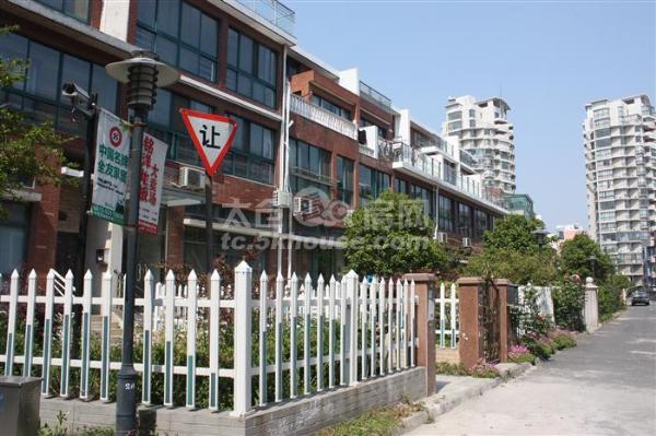 华源上海城联排别墅220平米 480万 5室2厅4卫 精装修带院子