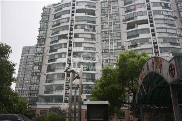 华侨公寓 双 中等装修 满2年。