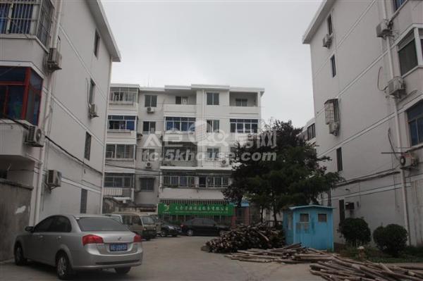惠阳二村,1楼,有个大院子,朝南有大房间,卫生间,都是新装修,采光很好