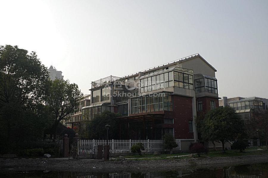 华源上海城联排别墅250平 560万 8室2厅4卫 毛坯