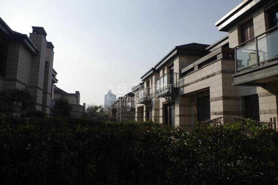 上海公馆独体精装修拎包入住 满2年 带80平院子