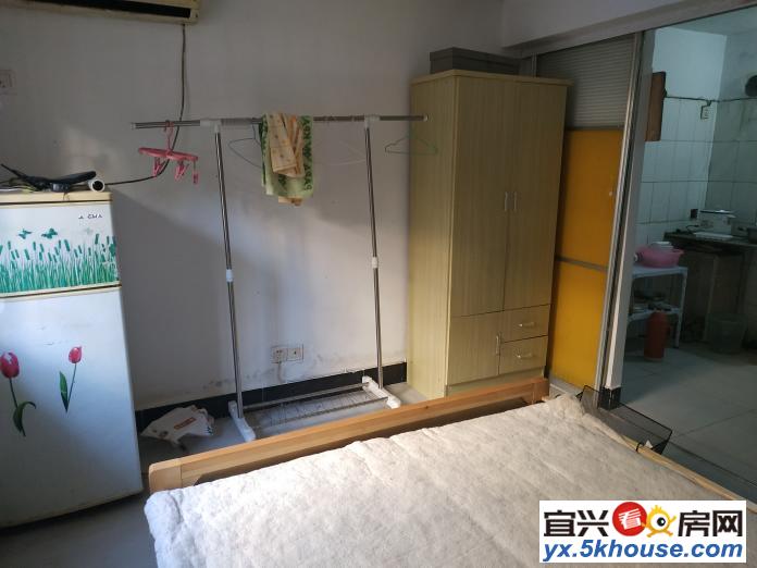 新东虹车库出租有空调,热水器,冰箱,床衣柜400元月可以三