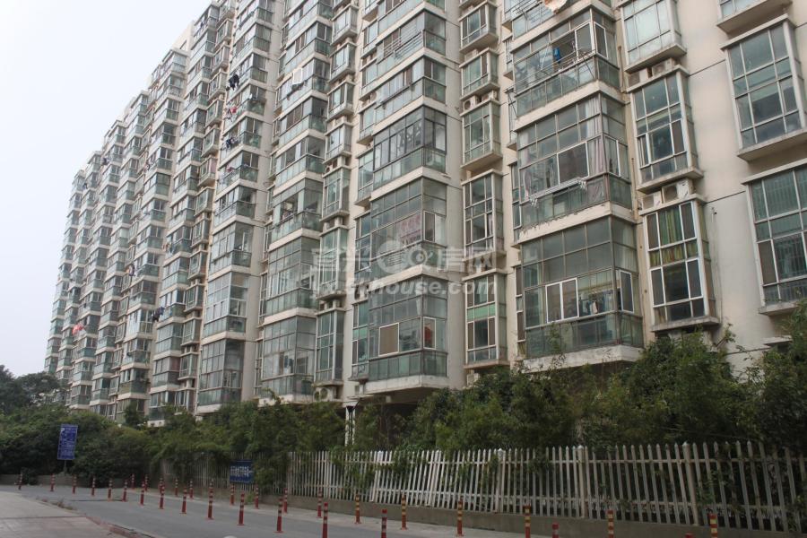 新天地花园公寓 6楼50平米中等装修 43.8万