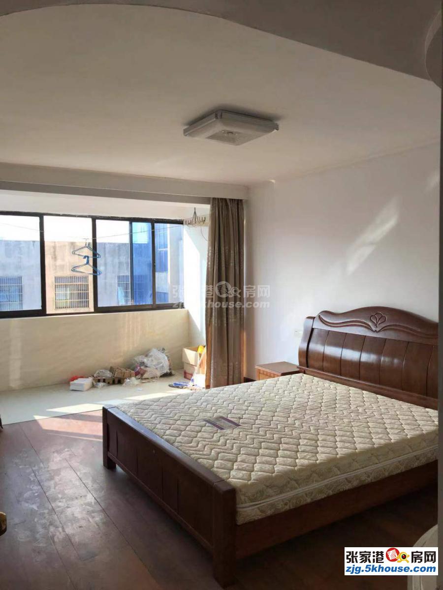 庆丰新村5楼110平方两室两厅,精装修有天然气,有出库。离步行街,杨舍老街比较近